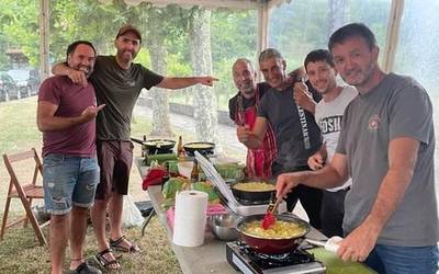 [ARGAZKI GALERIA]: Patata tortilla usaina eta algara nagusi Santixako jaietan