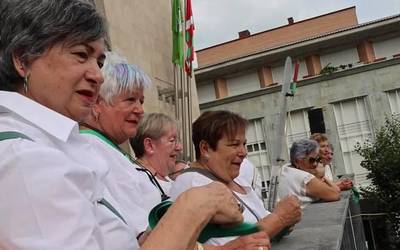 Josi ta Josikoen deiarekin etorri da Katasorgina santanetara, Mendaro sorgintzera