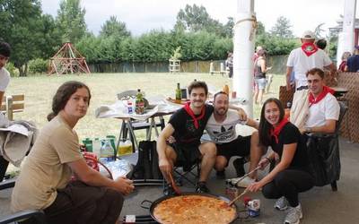 [ARGAZKI GALERIA]: Paella bapo-bapo janda, otxandiarrek jaietarako indarrak berriztu dituzte