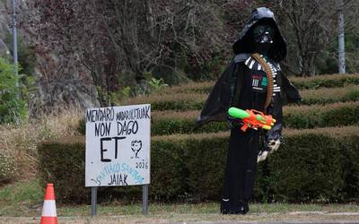 'Star Wars' sagako pertsonaietako bat Mendaroko errotondan lurreratu da, E.T.ren bila