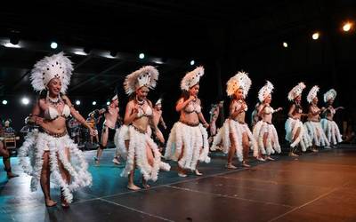 Txileko, Guam Uharteko eta Bizkaiko dantzen erakustaldia egin dute folklore jaialdian
