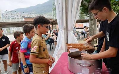 Giro onean ospatu dituzte San Roke jaiak Azkue auzoan