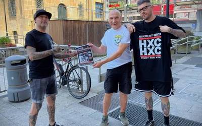 "Hardcore Hits Cancer elkartasun ekimenaren kamiseten salmenta markak hautsi ditugu Laudion"
