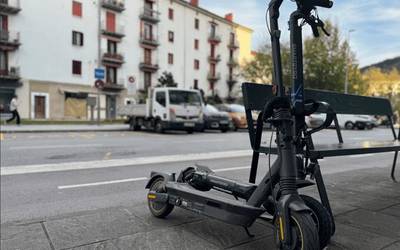Patinete eta bizikleta elektrikoen esparrua arautzea exijitu dio Omniak udal gobernu taldeari
