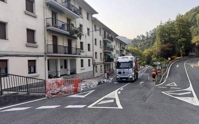 Soraluzeko Txurruken auzoko petril osoa bota dute eta zintarriak eraikiko dituzte egunotan