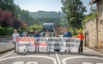 AP-68 autobidearen doakotasuna eskatu dute Baranbioko bizilagunek, trafiko astunak herria zeharkatu ez dezan