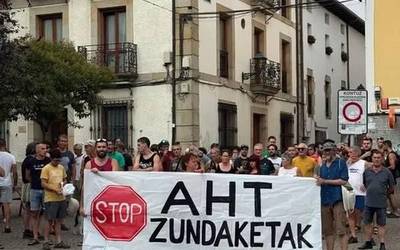 AHTaren zundaketen hasiera salatzeko elkarretaratzea egin dute