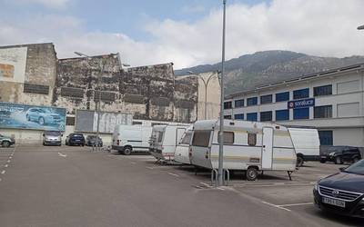 Lapurretan egin dute Lidl zaharraren aparkalekuko karabana batean