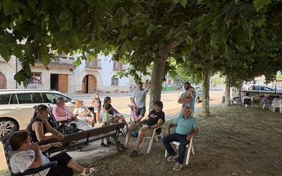 "Kale Haundiko jardinean gustura egotea, hori da gure zaletasuna"