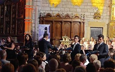 Urte askoan gogoratuko den emanaldia eskaini dute Sapere Aude Sinfoniettak eta San Pedro Abesbatzak Parrokian