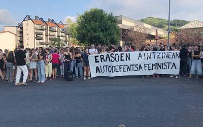Erasoen aitzinean, autodefentsa feministarako deia egin dute Berako elkarretaratzean