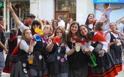 Abuztuak 5 - Egitaraua: Lore eskaintza, ikurrinari omenaldia, bertsolariak, La Txama...