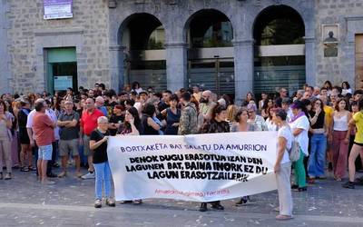 "Jarrera konplizeak alboratzeko" eta indarkeriei aurre egiteko deiarekin salatu dute Amurrioko bortxaketa