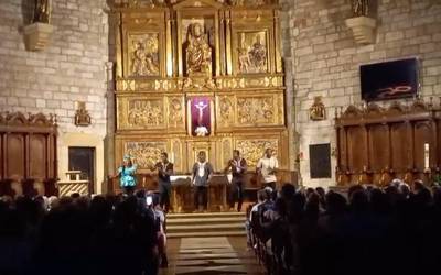 Laboaren 'Txoriak txori' abestu du Afrikako Aba Taano gospel taldeak parrokian