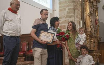 Aita-santuaren bedeinkapen apostolikoa jaso du Josune Ibarra Orueta San Roke Kofradiako maiordomordeak