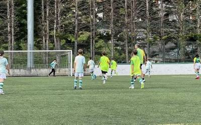 Denboraldia prestatzeko futbolean jokatu nahi duten haurren gurasoekin bilerak eginen ditu gaur Beti Gaztek