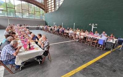 Herri bazkariarekin berotu dituzte motorrak San Bartolome jaietarako