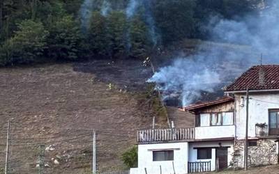 Sua zabaldu da Txintxillo eremuko lursail batean