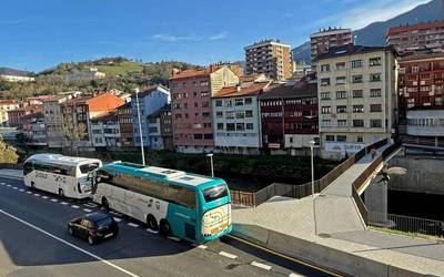 Ermua eta Donostia arteko autobus zerbitzua errefortzatuko du Lurraldebusek