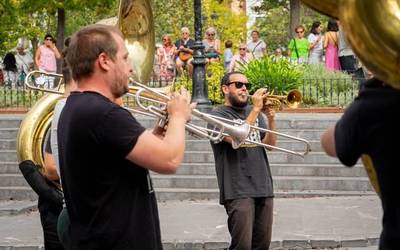 Broken Brothers Brass Band-ek Urduñako kaleak girotu ditu eguerdian