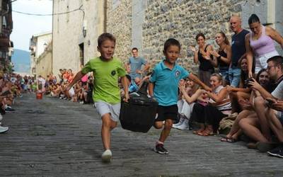 Adin guztietako parte hartzaileak elkartu ditu Artziniegako garrafa eta bonbona lasterketak