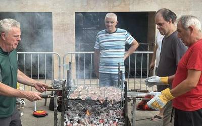 Oporren osteko ongietorria egin die Axtrokik herritarrei