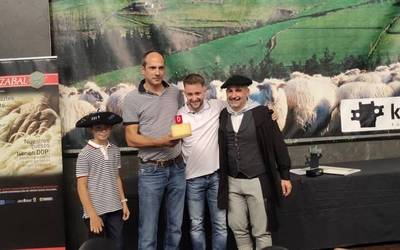 Iñaki Azkueren El Vaskito jatetxeak erosi du Ordizian sari nagusia jaso duen gaztaren erdia