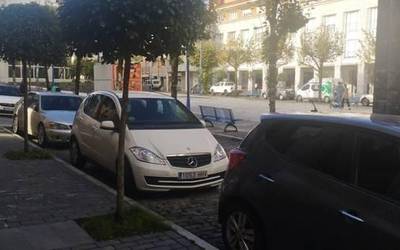 Herriko Enparantzan trafikoari jarritako mugak mantendu egingo ditu Mendaroko Udalak