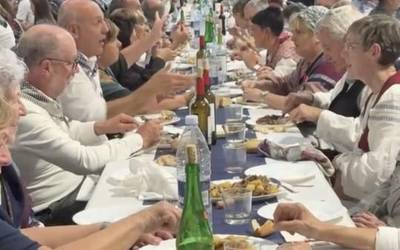 Astelehen eguerdian jarriko dituzte salgai Herri Eguneko bazkarirako txartelak