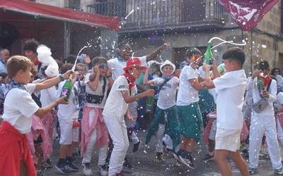 Bost festa eguni hasiera eman diote Altsasun