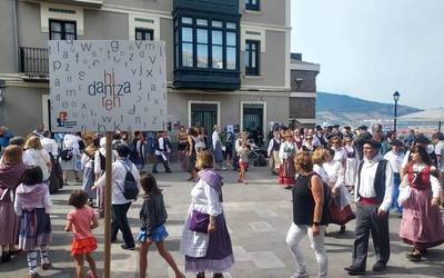 Hitzez eta dantzez beteko dira Algortako kaleak irailaren 20an Hitzaren Dantza ekitaldiagaz