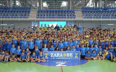 Zaraobe Saskibaloi Taldearen aurkezpenak Bañueta kiroldegia bete du
