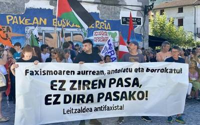[ARGAZKIAK+BIDEOA] Elkarretaratze jendetsua egin dute Leitzan agertu diren pintada faxistak salatzeko