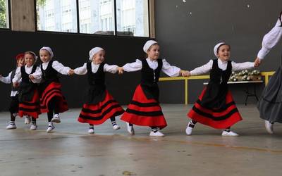 Euskal dantza eskoletan izena emateko epea zabalik, Mendaron