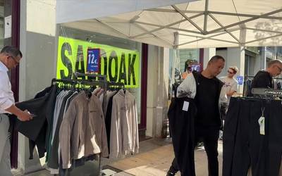 Merkealdi azokek arropaz eta maukaz bete dituzte Arrasate eta Bergarako kaleak
