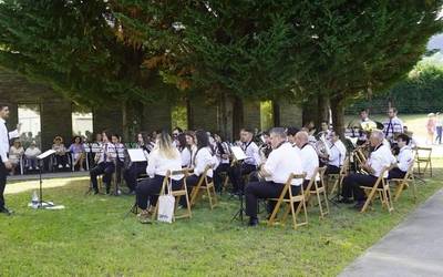 Azkoitiko Musika Bandak dantzatzeko musika eskainiko die San Jose egoitzako egoiliarrei
