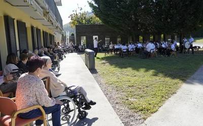 Bandak doinu dantzagarriz girotu du San Jose egoitza