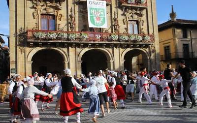 Alardearekin borobildu du Oñatzek Oñatiko Haurren Eguna