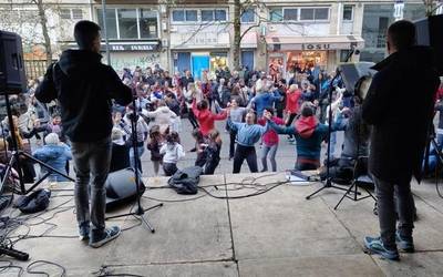 Sekula dantzan egin ez duena dantzan jartzeko erromeria, bertatik bertara