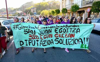 Langileen baldintzak hobetuko dituen hitzarmena exijitu dute, dozenaka herritarren babesean