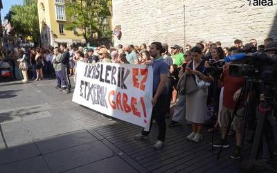 Bi adingabe dituen familia bat etxegabetu dute Gasteizko Alde Zaharrean