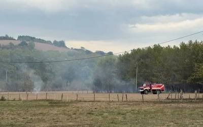 [BIDEOA] Sua piztu da Astola eta Traña-Matiena arteko baserri bateko landan