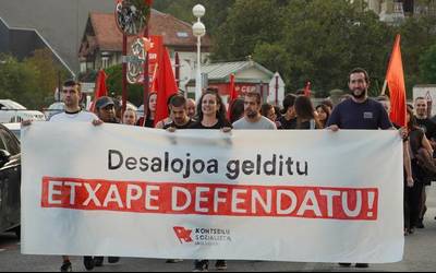 Zumaiarrak kalera atera dira Etxaperen alde