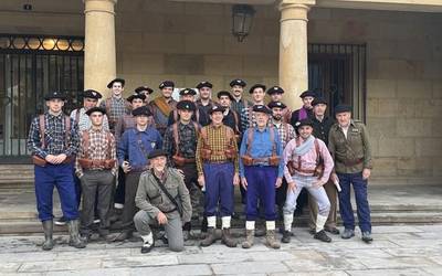 [Argazki galeria] Intxortako frontearen 90. urteurreneko bisita gidatua