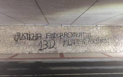 Ertzaintzaren eta Udaltzaingoaren aurka Amurrion agertutako margoketak salatu dituzte Udalak eta Esan sindikatuak
