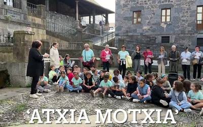 'Atxia Motxia' eta 'Isil-isilik' elkarrekin abestuz