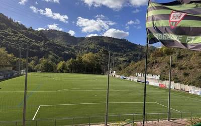 Belar artifiziala ipintzen bukatu, eta, datorren asteko domekan egingo dute Soraluze Futbol Taldearen aurkezpena