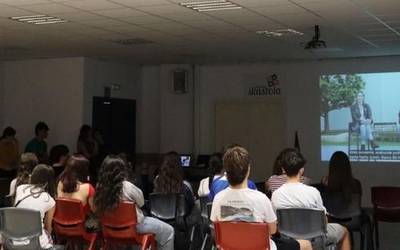 Hispanitatearen Egunarekiko desobedientzia aldarrikatu du Ikamak, Herri eskolen bidez