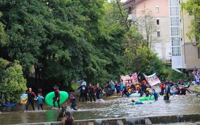 [ARGAZKI GALERIA]: Jendetza batu da Durangoko erreka jaitsieran