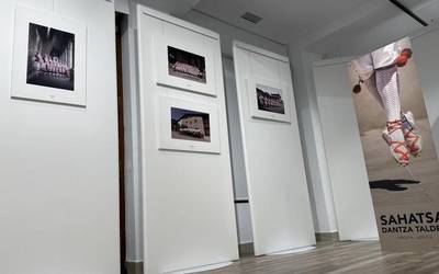 Sahatsa dantza taldeak 'Ezpata dantzariak' argazki erakusketa zabaldu du Portaleburun